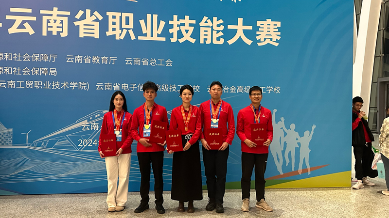 江南官方注册获奖师生合影.jpg